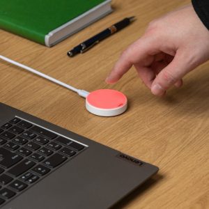 Luxafor mute button for microphone glowing red