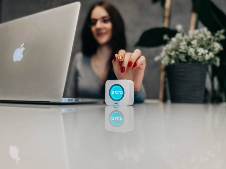 Luxafor Pomodoro physical timer features a colored LED display that shows you how much time you have left in your Pomodoro session and break.
