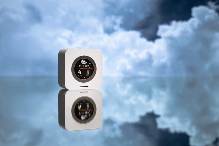 The Luxafor CO2 Monitor lets you know by alarm that a room needs ventilation so that you can significantly reduce CO2 levels and avoid airborne virus risks.