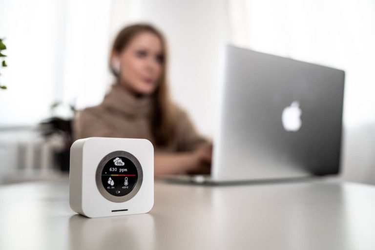 The Luxafor CO2 Monitor lets you know by alarm that a room needs ventilation so that you can significantly reduce CO2 levels and avoid airborne virus risks.