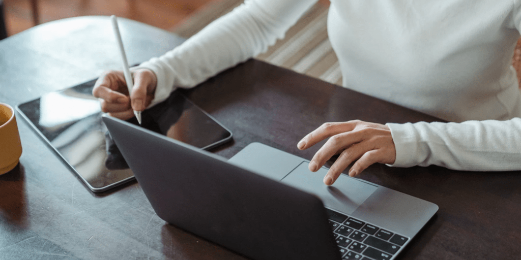 Multitasking-woman-laptop