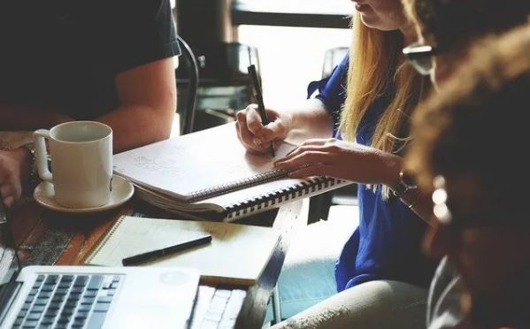 Fazendo anotações no trabalho Luxafor