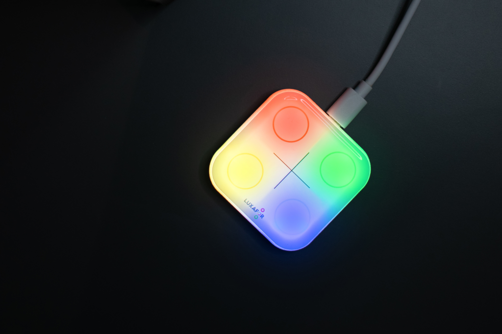 Luxafor Smart Button is a wireless and software-controlled button that allows you to manage your workflow and control various applications