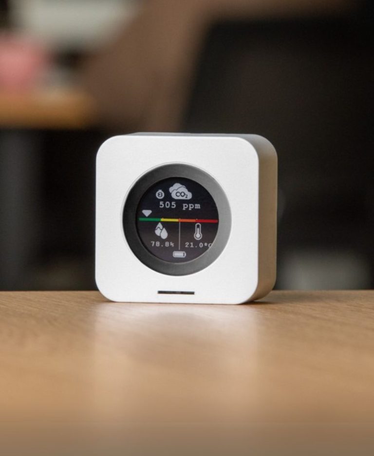 Luxafor CO2 monitor and indoor air quality reader