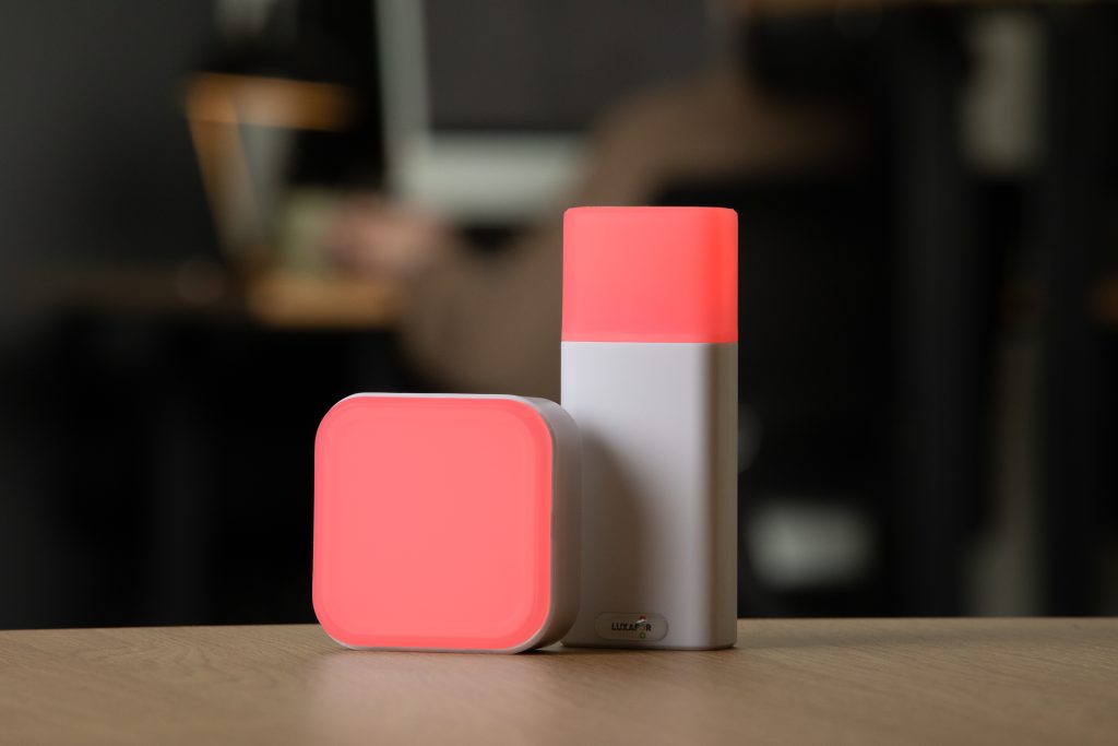 luxafor wireless busy light with cube 2 - productivity tool for workspace