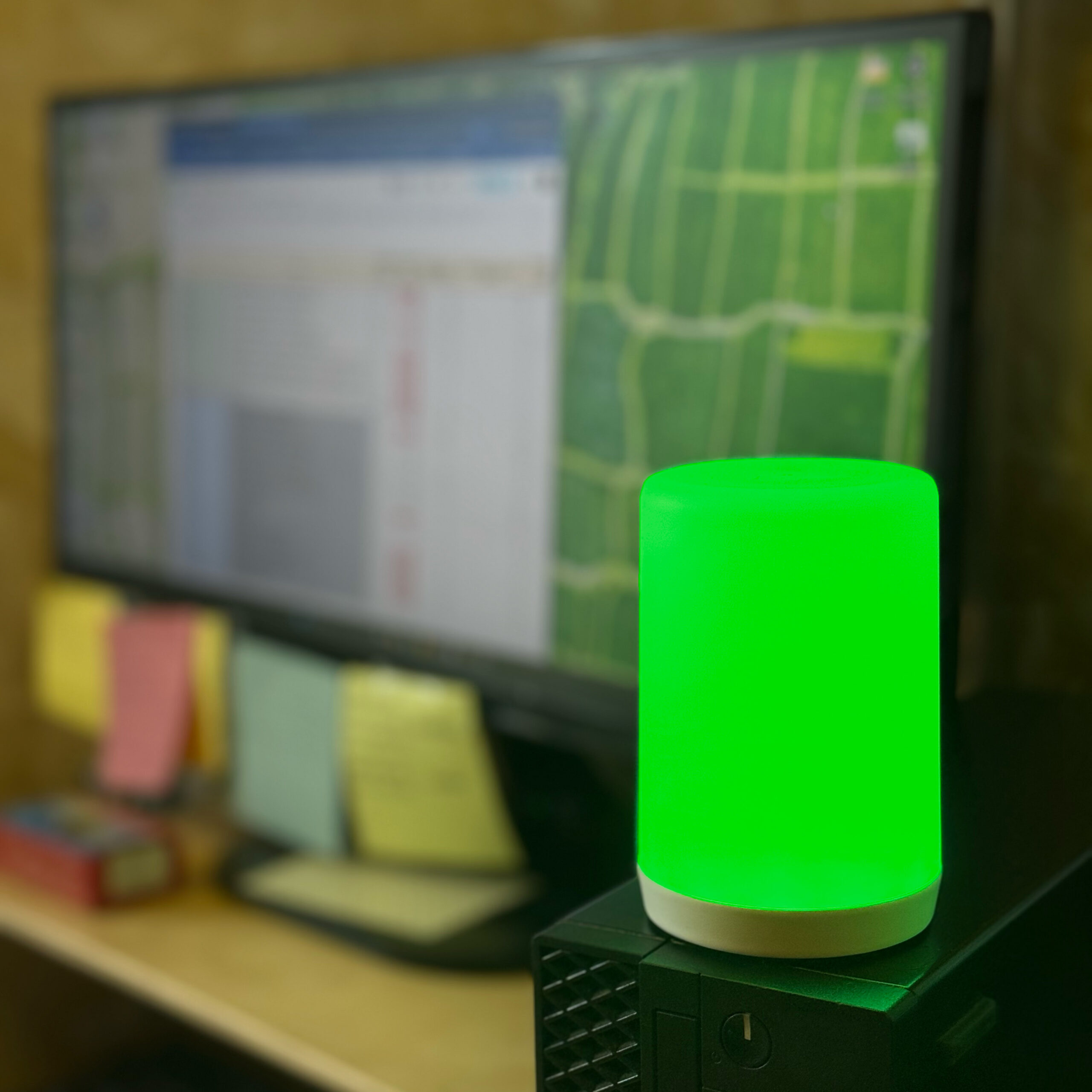 Small warehouse packing station with Luxafor Signal on the desk